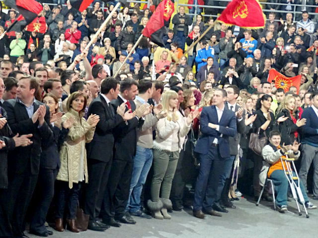 Во салата Борис Трајковски имаше десетина илјади граѓани, главно дојдени во Скопје од внатрешноста со организиран превоз Фото: | Г. Ризаов