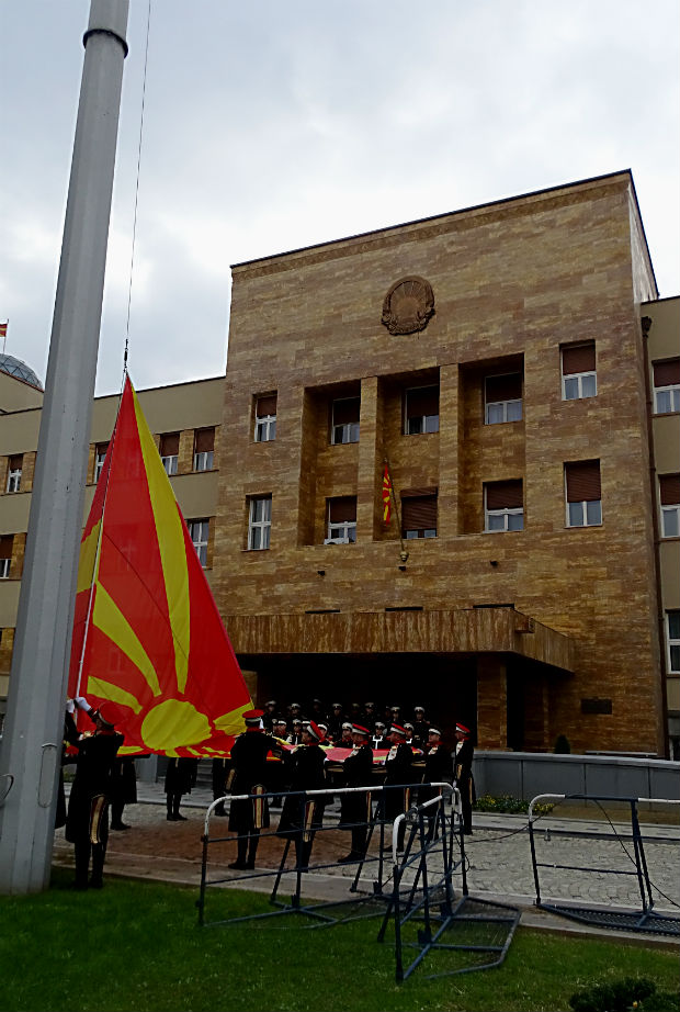 Секој понеделник точно напладне гардистите и воениот оркестар вршат почесна смена на државното знаме пред Собранието на Република Македонија | Фото: Г.Ризаов
