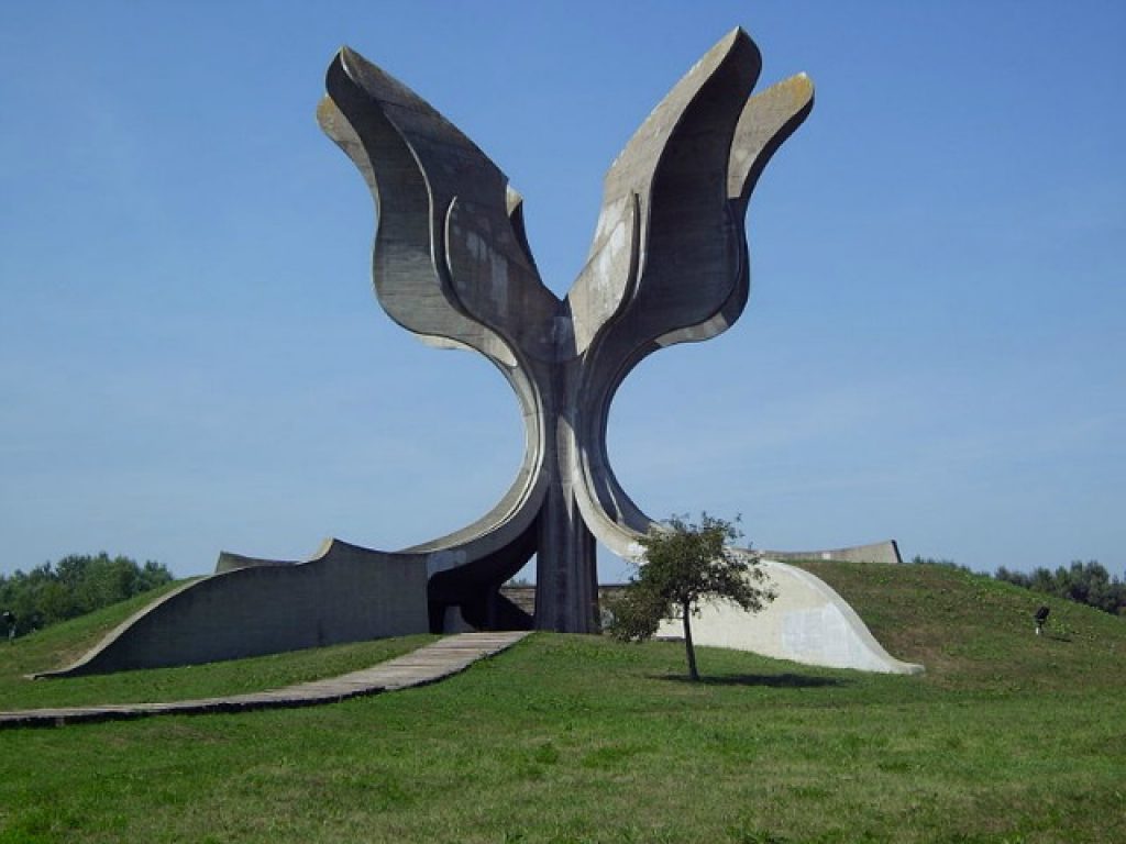 Споменикот на местото на поранешниот логор Јасеновац. Фото: Викимедиа комонс; Берн Барч