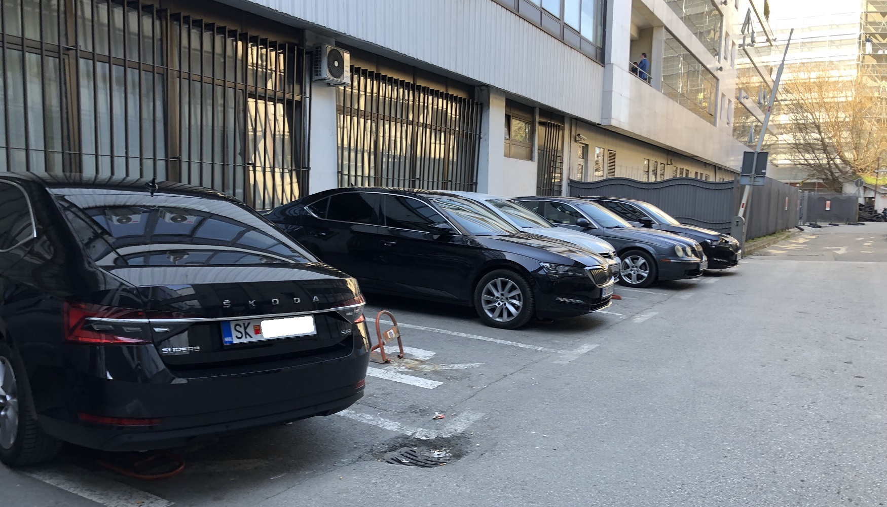 Владини возила паркирани зад зградата на поранешна „Нова Македонија“, каде што сега се наоѓаат повеќе министерства