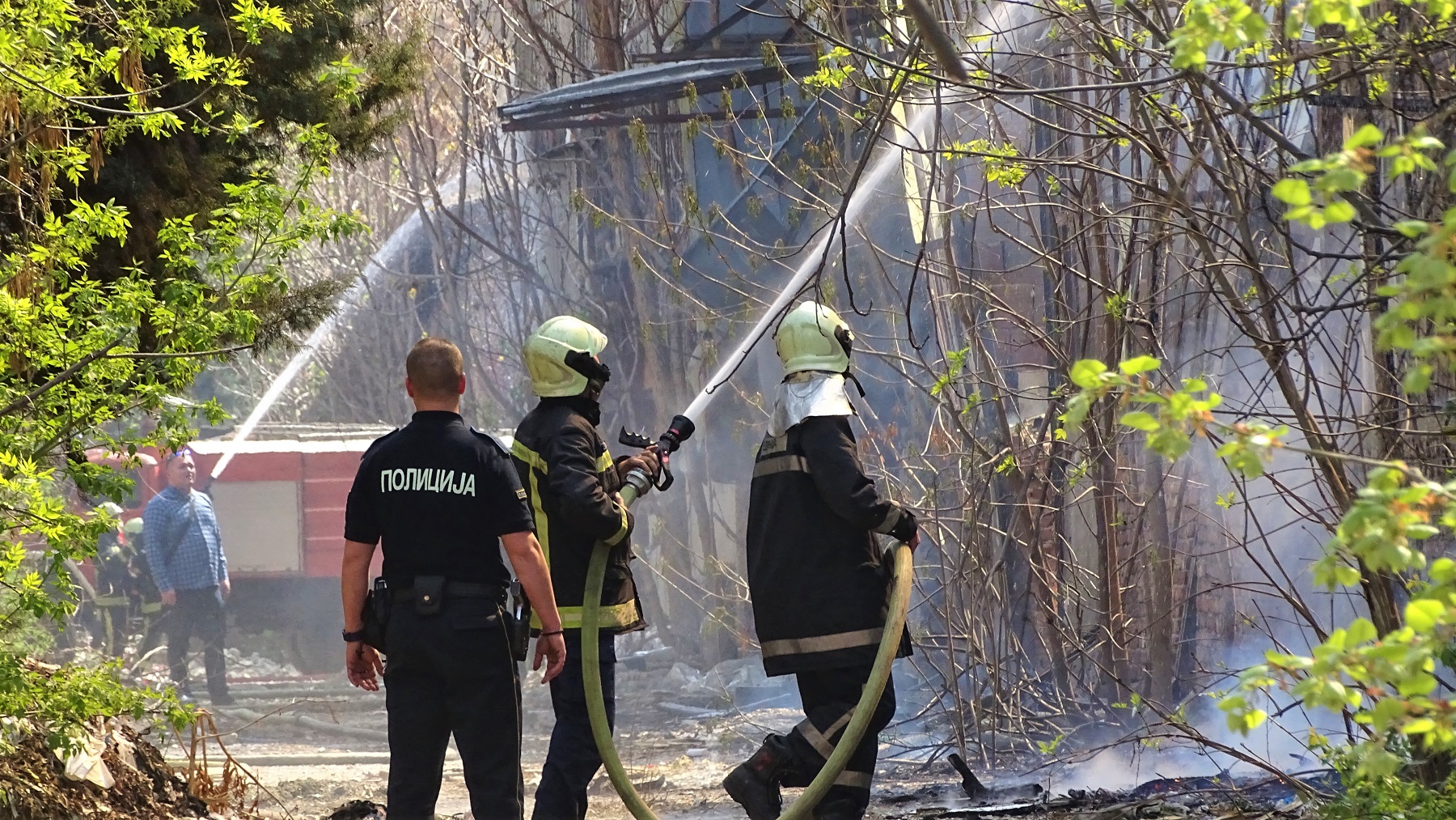 Пожарникари гасат пожар во Скопје