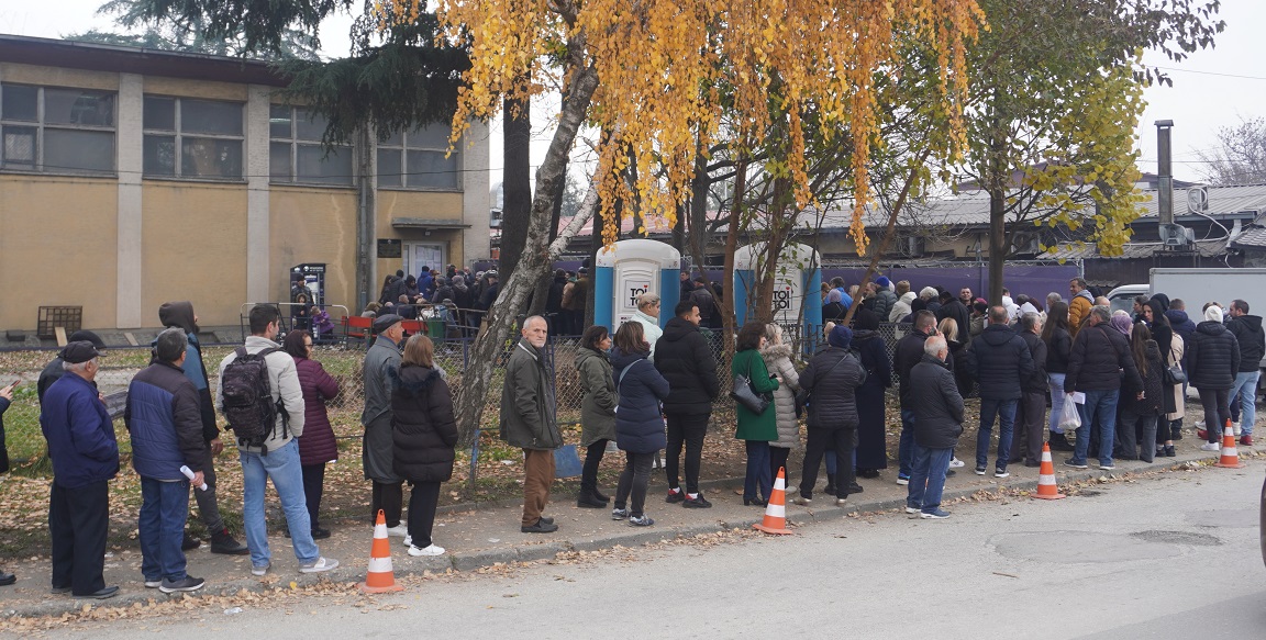 Граѓани со часови чекаат на пунктот на МВР пред полициската станица „Пролет“, за да извадат нова лична карта, пасош или возачка дозвола, во кои ќе биде впишано новото име на државата - Република Cеверна Македонија