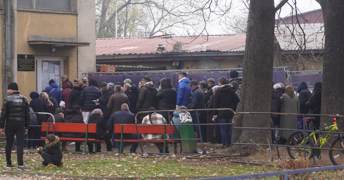 Граѓани со часови чекаат на пунктот на МВР во полициската станица „Пролет“, за да извадат нова лична карта, пасош или возачка дозвола, во кои ќе биде впишано новото име на државата - Република Cеверна Македонија