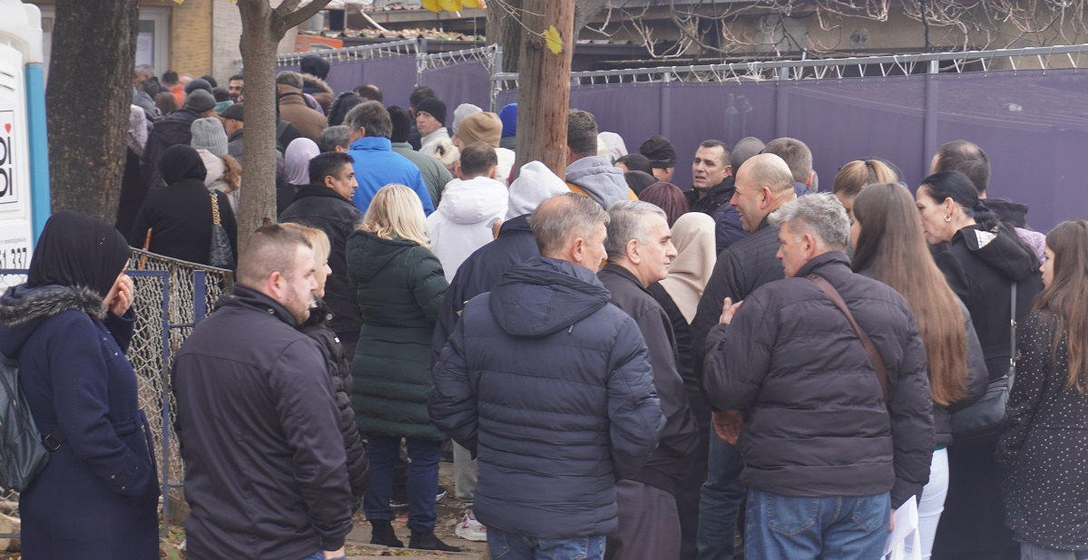 Граѓани со часови чекаат на пунктот на МВР во полициската станица „Пролет“, за да извадат нова лична карта, пасош или возачка дозвола, во кои ќе биде впишано новото име на државата - Република Cеверна Македонија