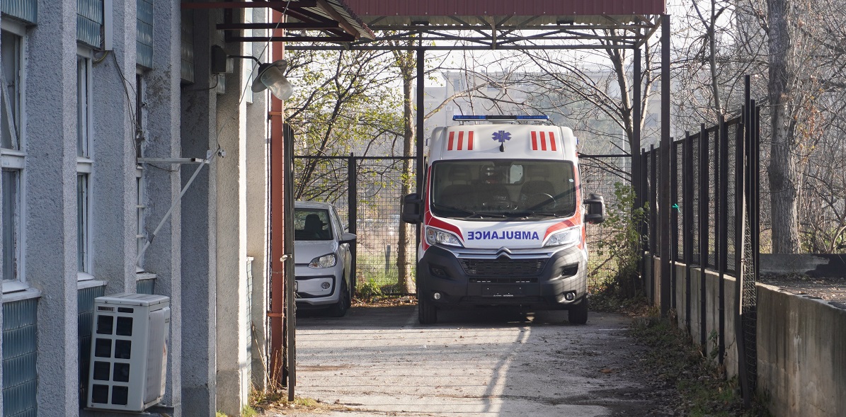 Паркирано возило на брза помош пунктот во Скопје, кај поликлиниката „Букурешт“