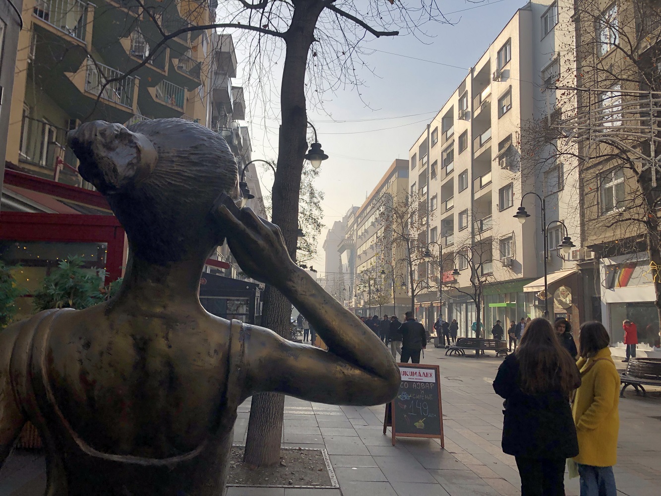 Скулптура шмизла на улица Македонија во центарот на Скопје