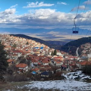 Поглед кон Крушево од жичарницата над градот