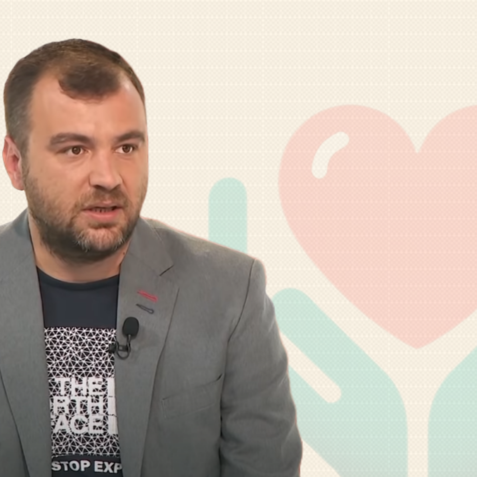 Љупчо Петковски на позадина со логото на ecrowd.