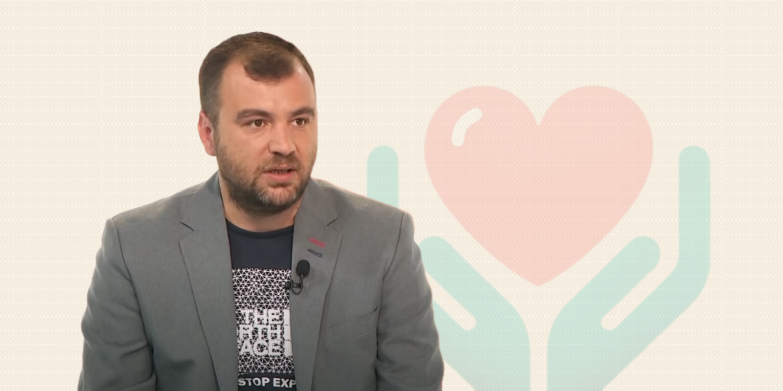 Љупчо Петковски на позадина со логото на ecrowd.