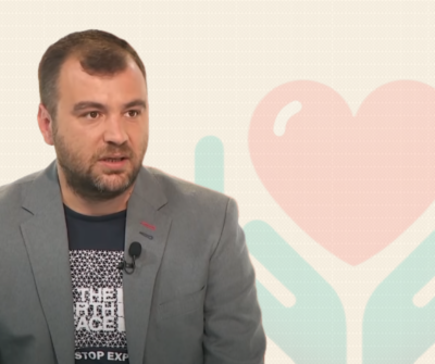 Љупчо Петковски на позадина со логото на ecrowd.
