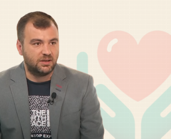 Љупчо Петковски на позадина со логото на ecrowd.