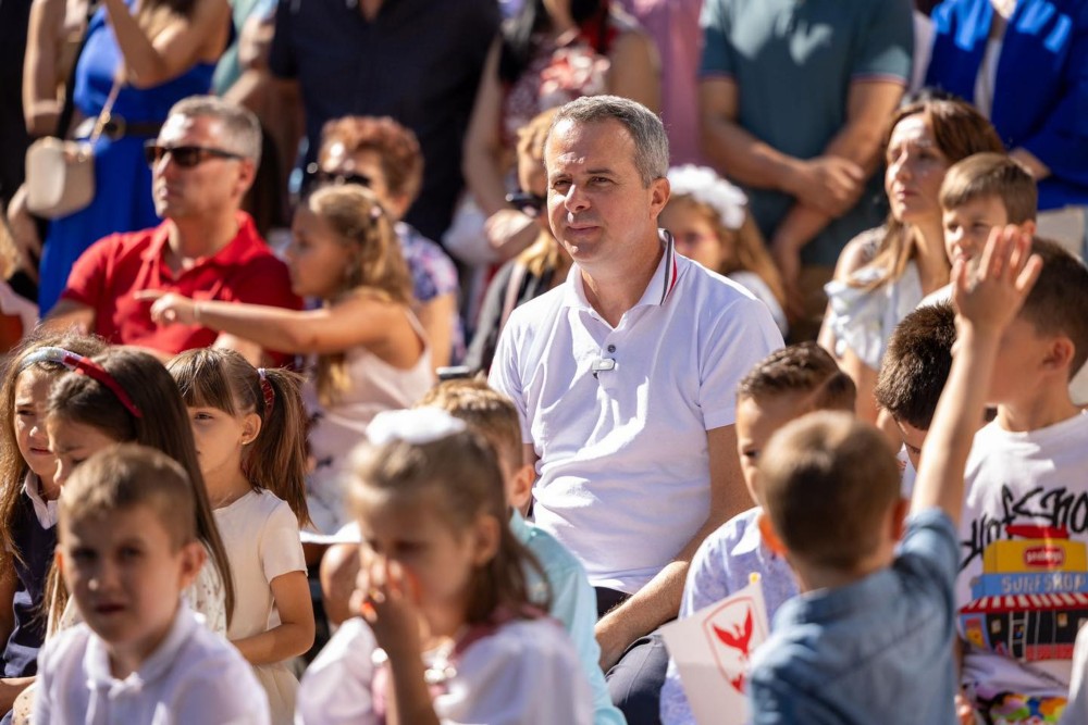 Фотографија од градоначалникот на Центар Горан Герасимовски на првиот школски ден 2025