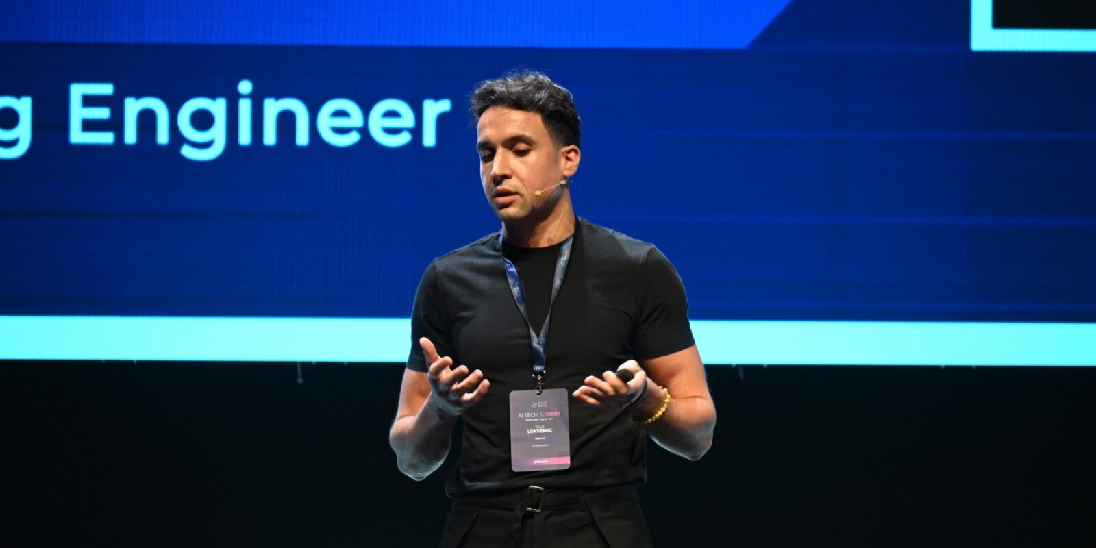 На фотографијата е прикажан Тале Локвенец како држи предавање на AI Tech Summit кој се одржа во Скопје