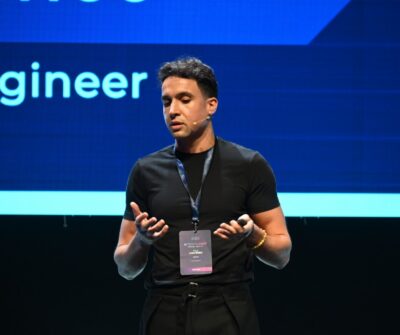 На фотографијата е прикажан Тале Локвенец како држи предавање на AI Tech Summit кој се одржа во Скопје