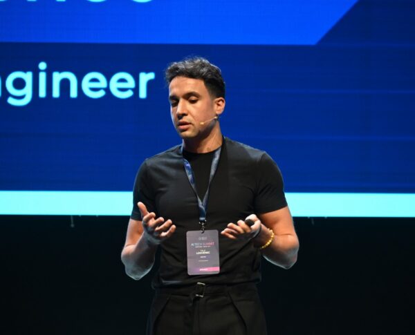 На фотографијата е прикажан Тале Локвенец како држи предавање на AI Tech Summit кој се одржа во Скопје
