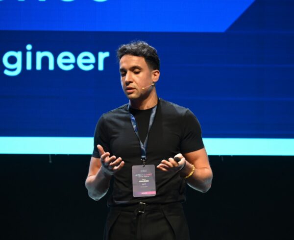 На фотографијата е прикажан Тале Локвенец како држи предавање на AI Tech Summit кој се одржа во Скопје