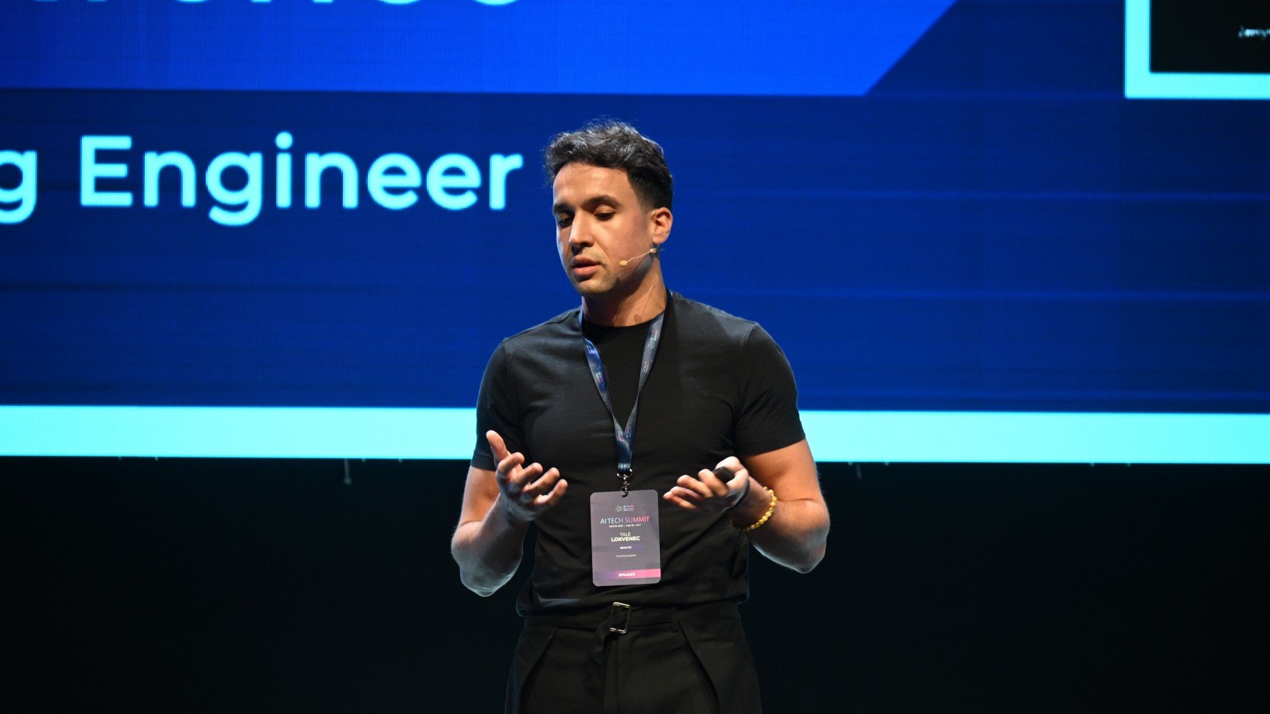 На фотографијата е прикажан Тале Локвенец како држи предавање на AI Tech Summit кој се одржа во Скопје