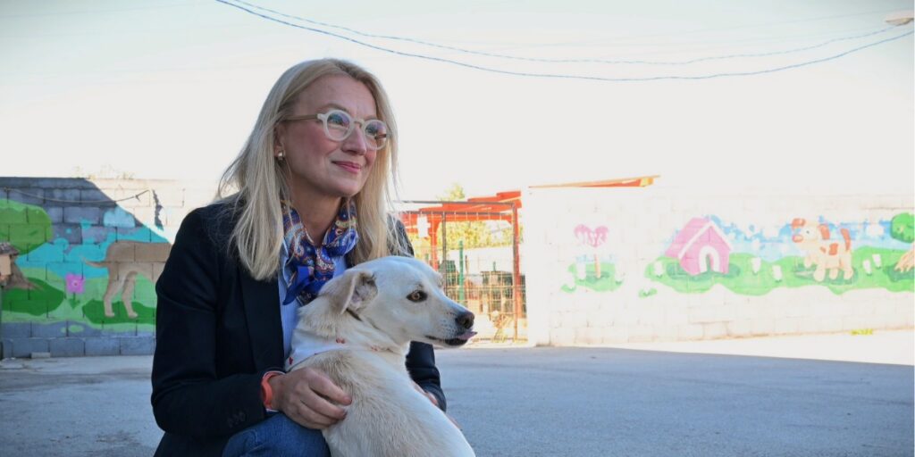 Фотографија од директорката на „Лајка“ Радмила Пешева и кучето Понго