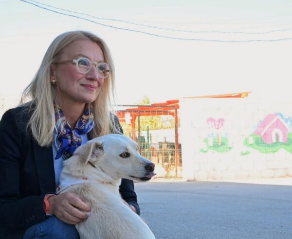 Фотографија од директорката на „Лајка“ Радмила Пешева и кучето Понго