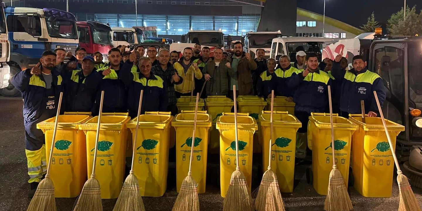 Фотографија од чистењето на општина Центар на комуналните работници. Меѓу нив стои и градоначалникот на Ценар, Горан Герасимовски