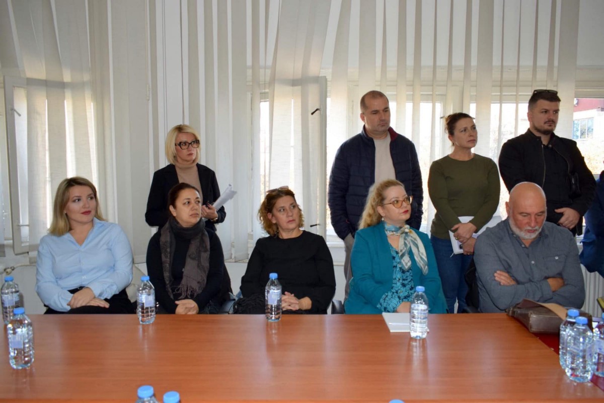 Фотографија од девет луѓе кои се членовите на комисиите во Министерството за култура и туризам кои ги оценуваат проектите од национален интерес