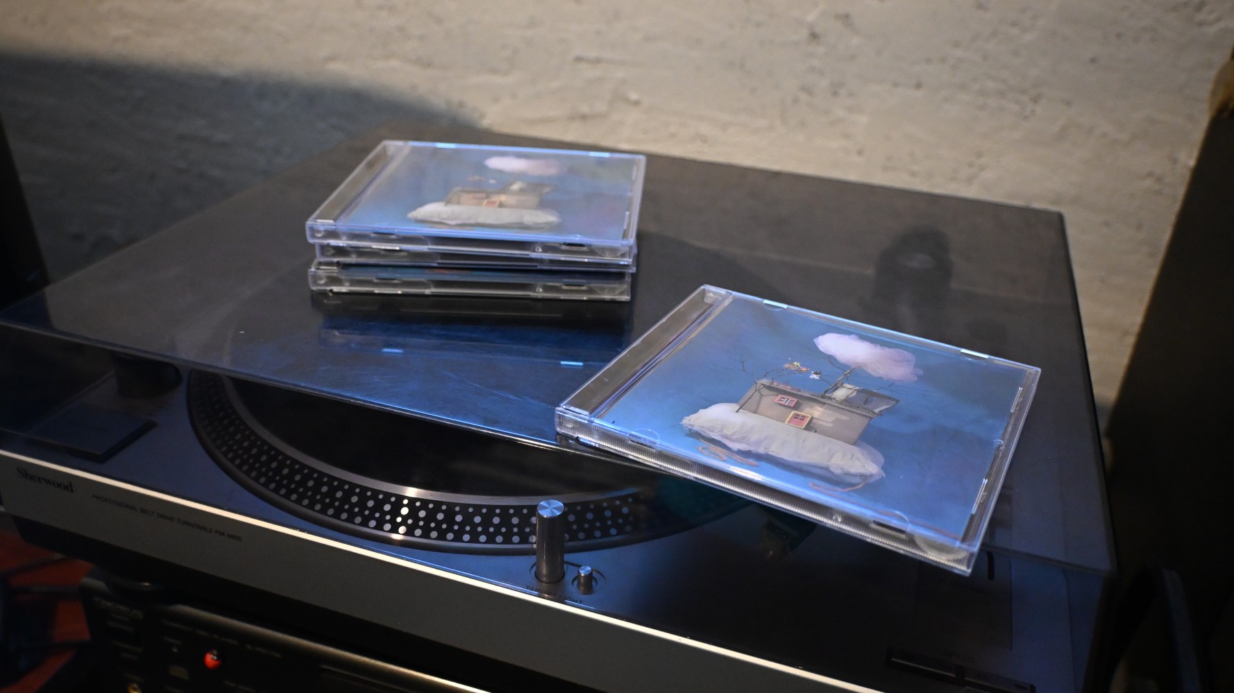 Фотографија од неколку ЦД-а од албумот „На Балкан, сам“ врз грамофон