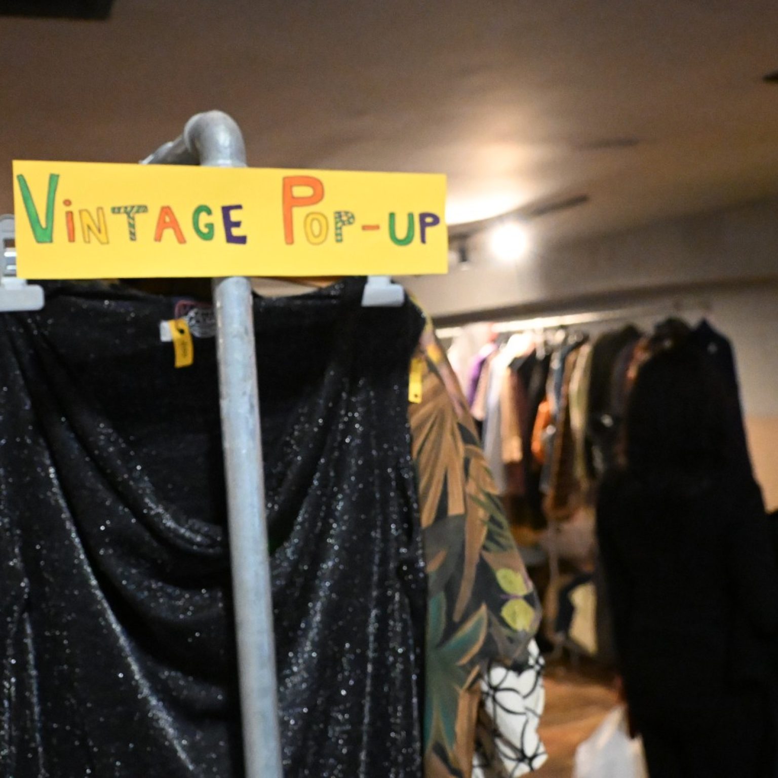 Фотографија од базар за облека и предмети од втора рака во Лабораториум во Скопје | Фото: БИРН