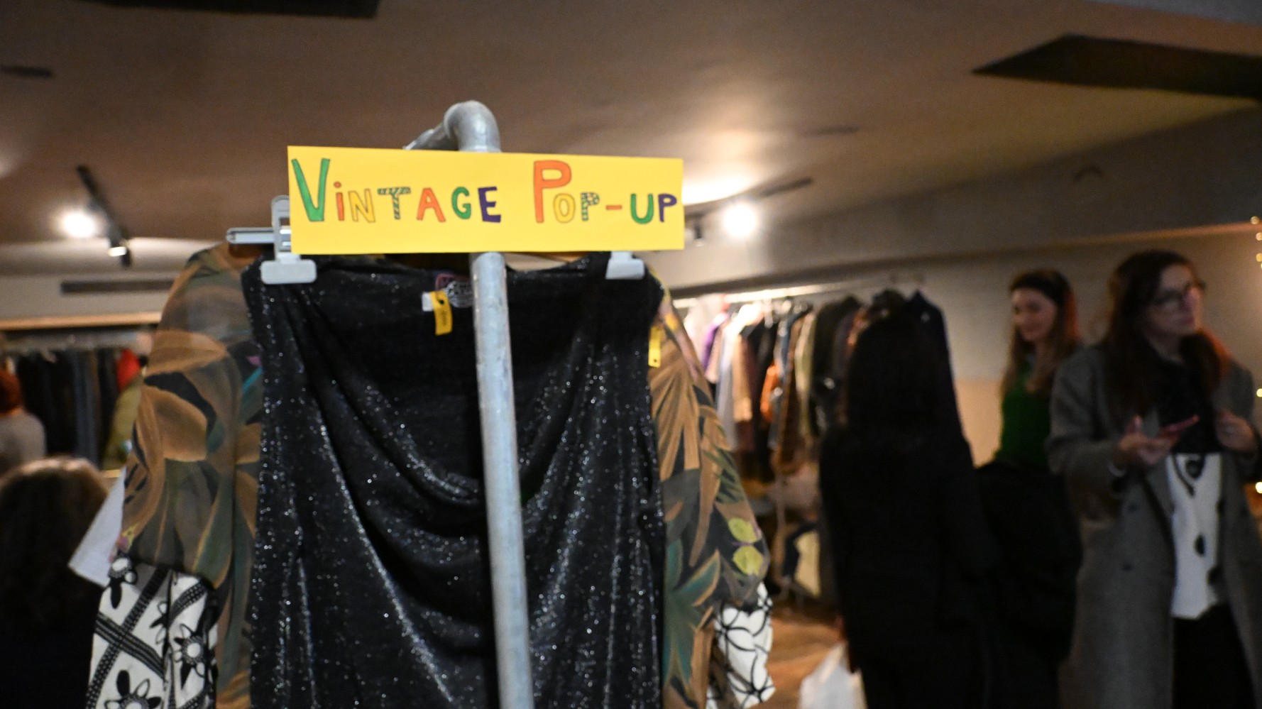 Купување на „старо“ како нов тренд кај младите Фотографија од базар за облека и предмети од втора рака во Лабораториум во Скопје | Фото: БИРН