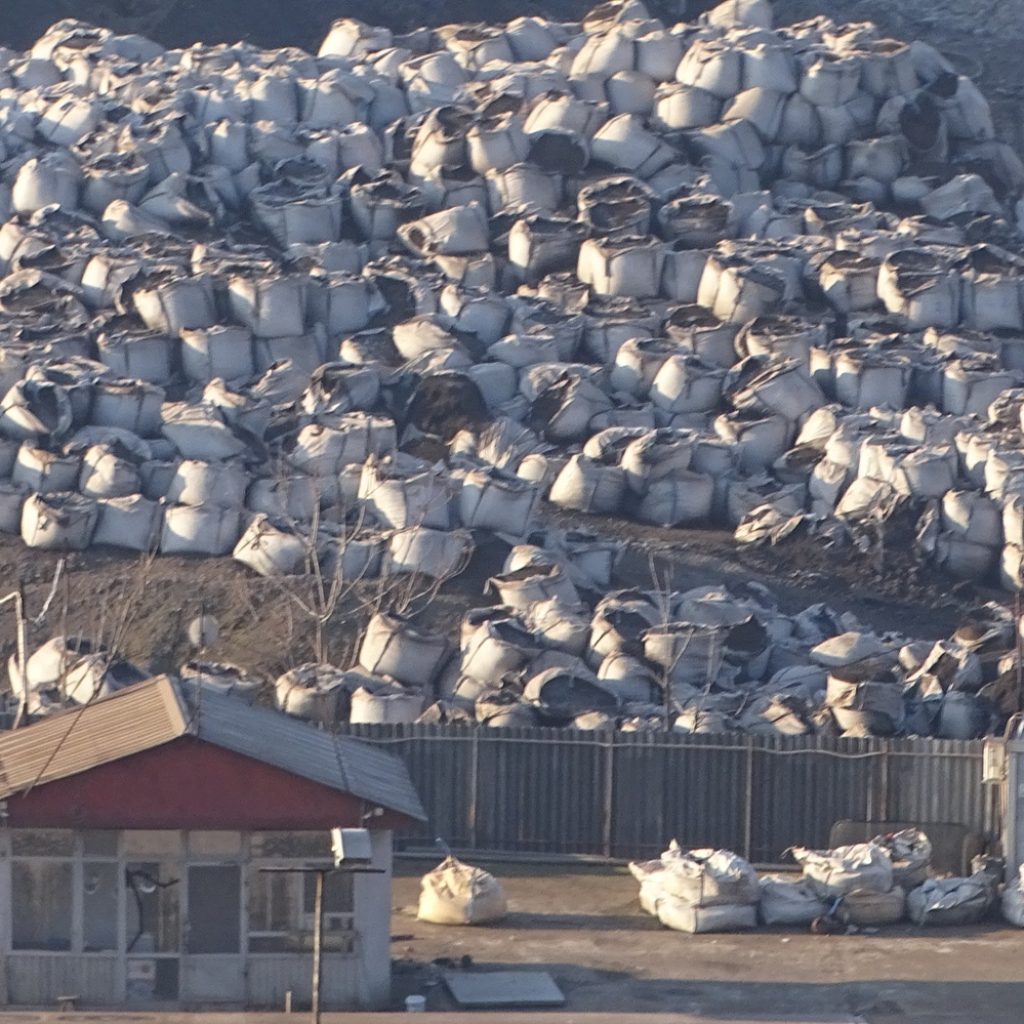 Тони опасна прашина се разлева на плац зад „Макстил“