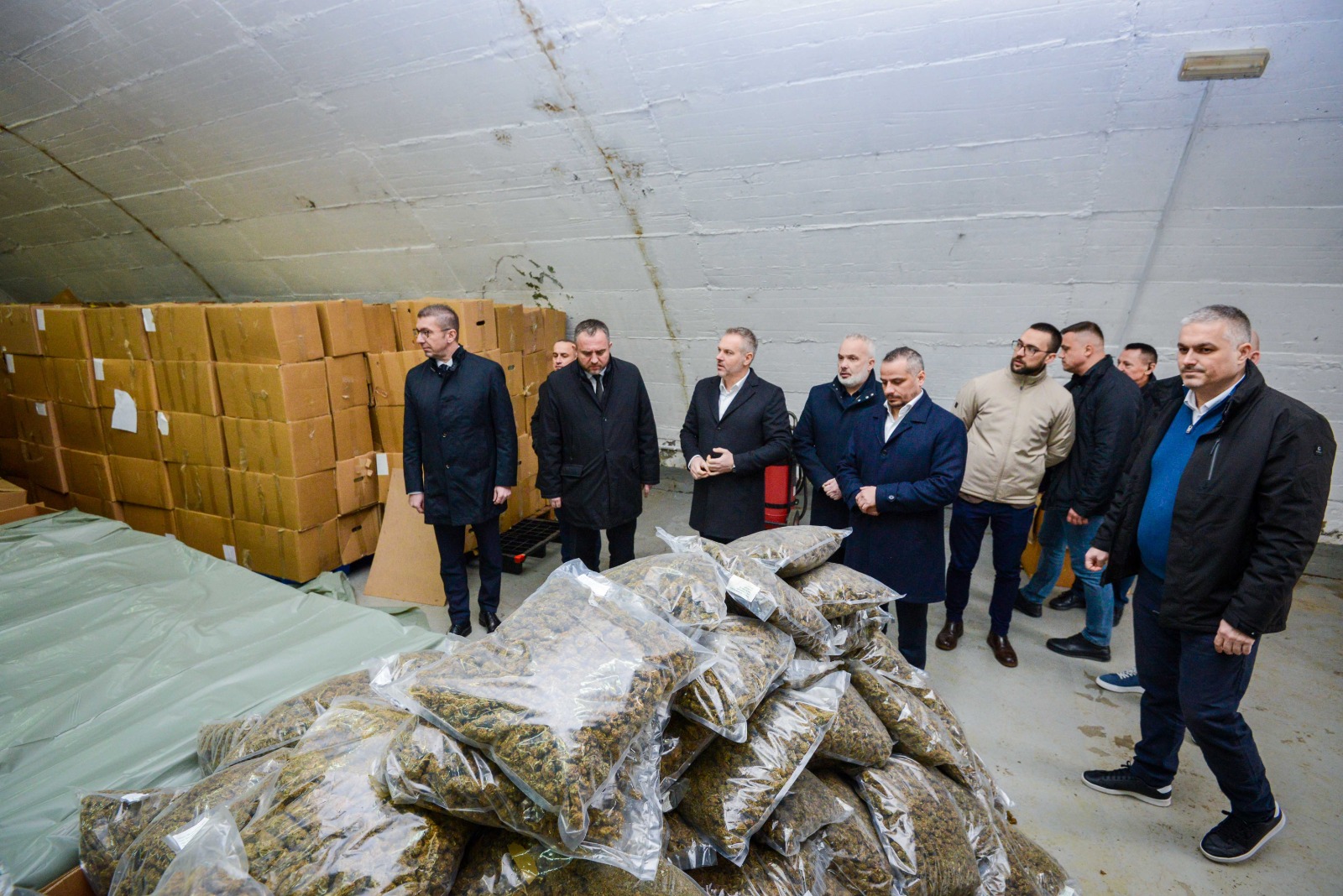 Претставници на полицијата пред запленетата марихуана