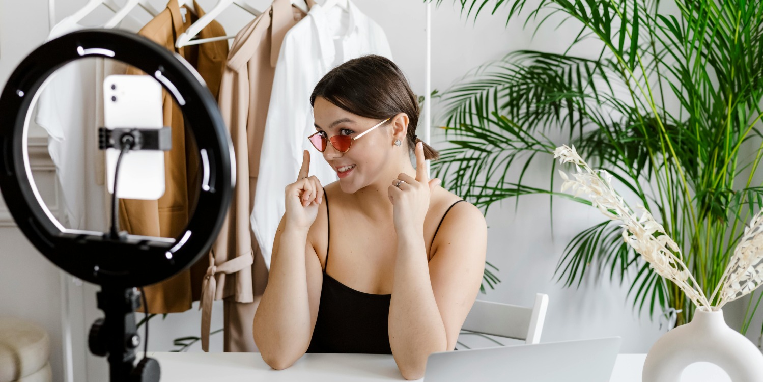 Судир АВМУ-инфлуенсери: Заштита на корисници наспроти креативна слобода Фотографија од девојка која се снима за содржина на социјалните мрежи