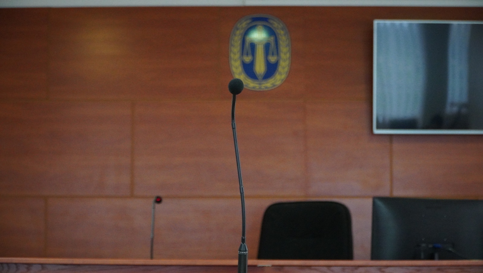 Фотографија од микрофон во фокус во судница
