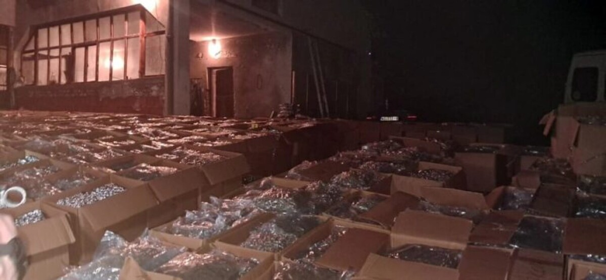 Фотографија од запленета марихуана складирана во отворени кутии во Македонија