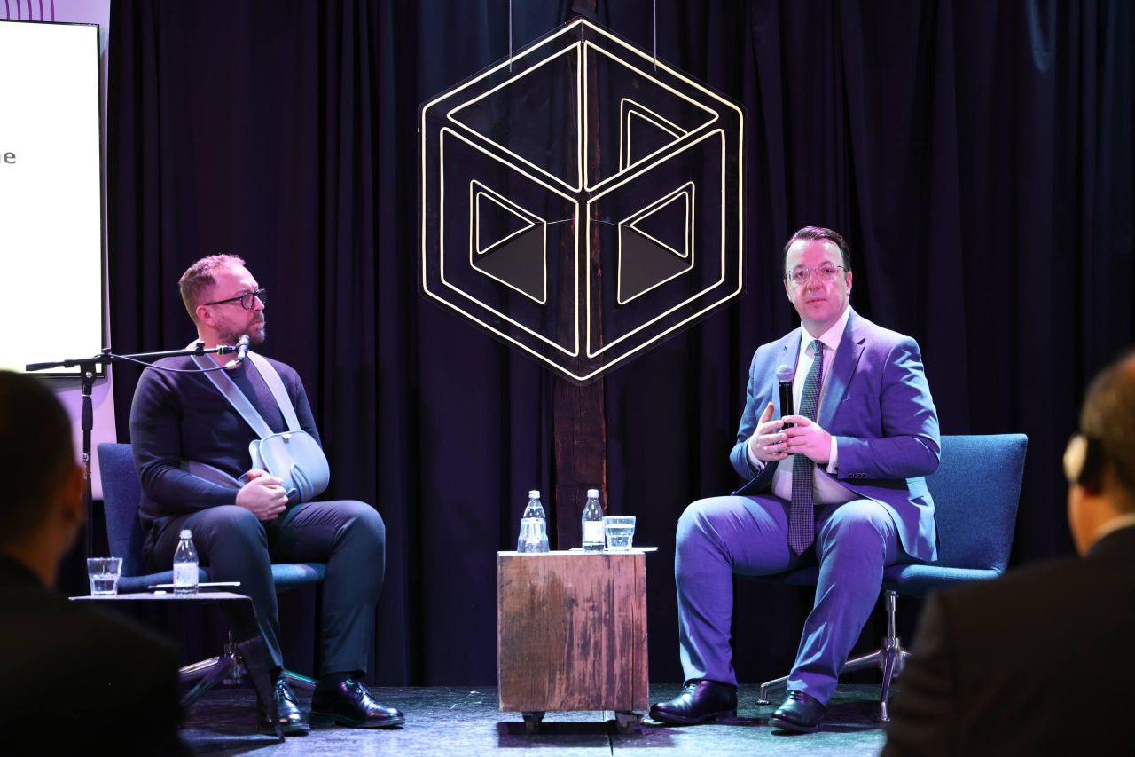 Фотографија од министерот за транспорт Александар Николоски и министерот за култура и туризам Зоран Љутков