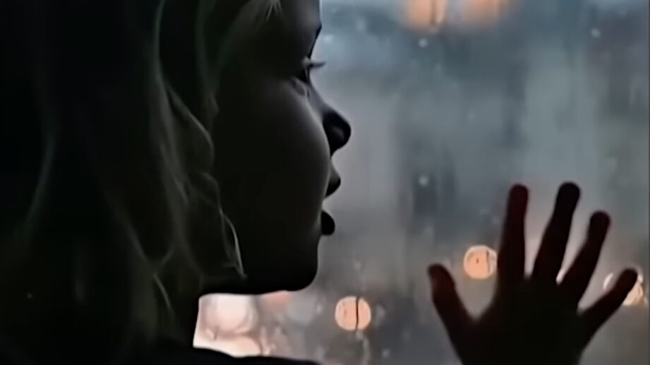 Скриншот од АИ видео на кое се гледа мало девојче кое гледа низ прозорец