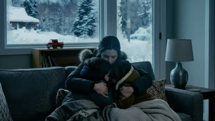 Скриншот од видео генерирано со ВИ на кое се гледа како мајка ги гушка своите деца