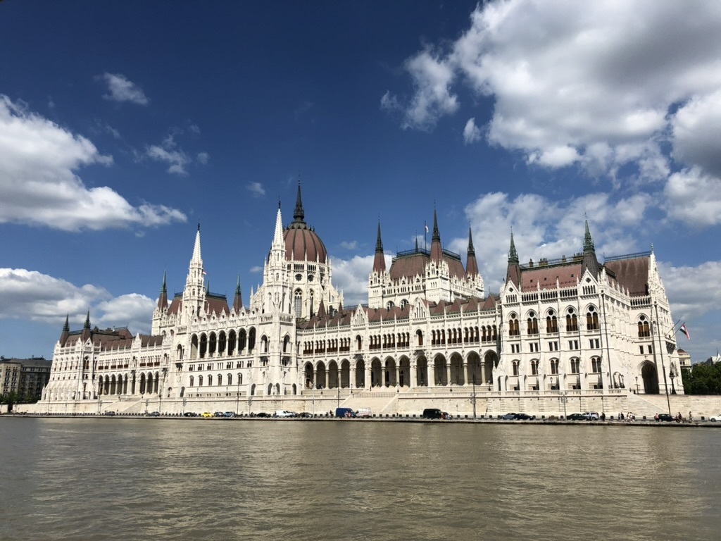 Фотографија на која е прикажан унгарскиот парламент во Будимпешта