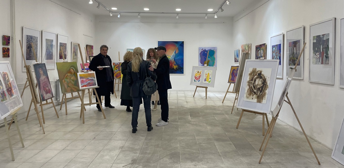 Фотографија од изложбата на која просуствувавме со тема „Бајки и бајковитото“