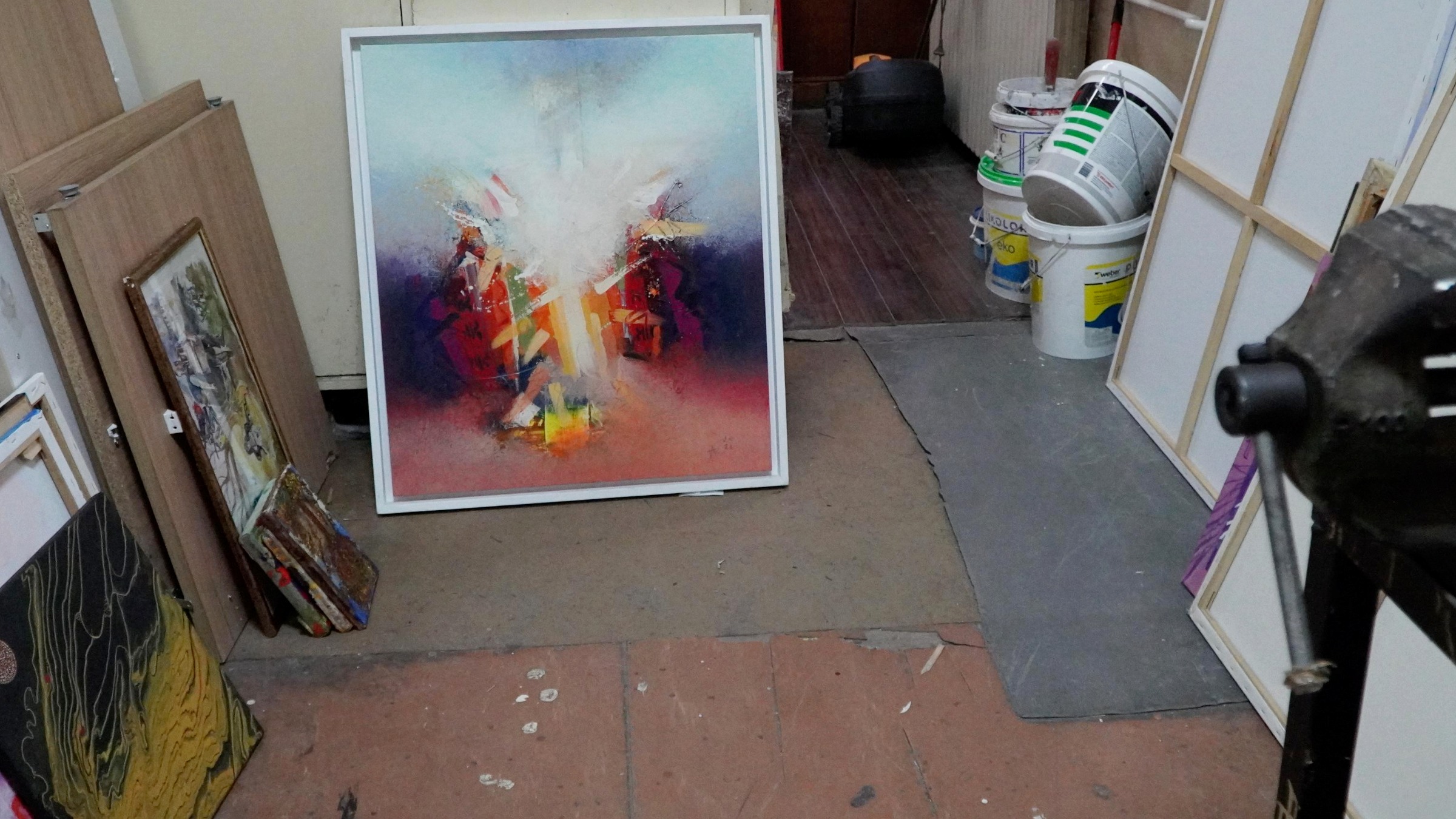 Фотографии од депото каде се чуваат некои од уметничките дела