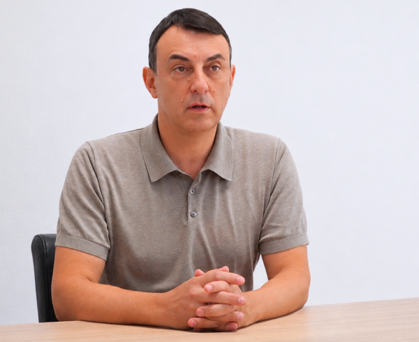 Фотографија од Васко Попетрески за интервју за Охридскиот рамковен договор