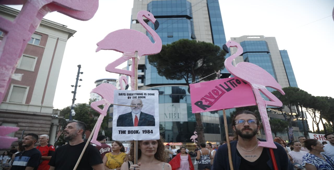 „Протест што менува сè“ – 100 дена „Фламинго револуција“ во Албанија